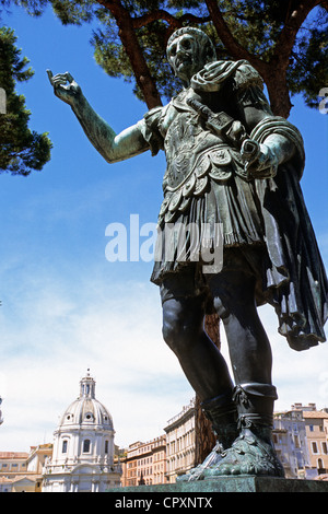 Italien Lazio Rom Altstadt Weltkulturerbe von UNESCO Palatino Bezirk Julius Caesar Statue in Via dei Fori Stockfoto