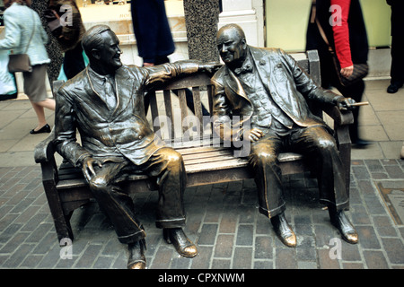 Großbritannien-London-Skulptur von Churchill und Roosevelt auf einer Bank am neuen Bond Street des amerikanischen Künstlers Lawrence Holofcener Stockfoto