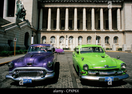 Kuba, Havanna, Centro Habana District, amerikanische Autos vor dem Capitol Stockfoto