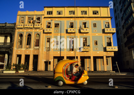 Kuba, Havanna, Coco-Taxi auf dem Malecon Stockfoto