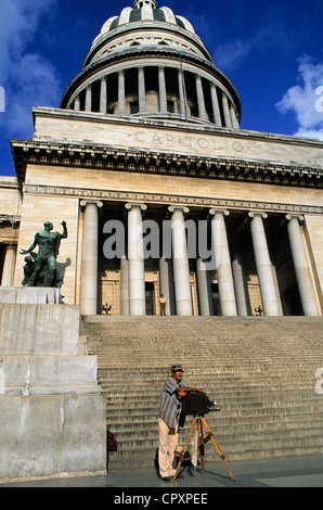 Kuba, Havanna, Centro Habana District, Fotograf mit alten Kamera vor dem Capitol Stockfoto