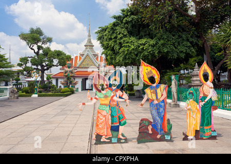 Haupteingang mit ausgeschnittenen Figuren, Wat Arun Rajwararam (Tempel der Morgenröte), Thonburi, Bangkok, Thailand Stockfoto