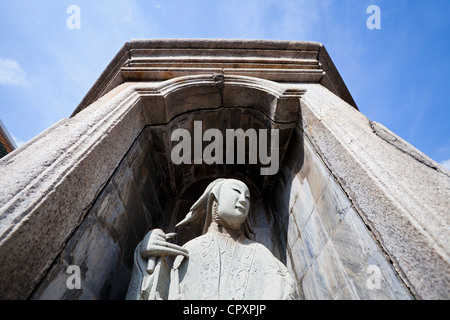 Stone arch mit Statue der Gottheit, Wat Arun Rajwararam (Tempel der Morgenröte), Thonburi, Bangkok, Thailand Stockfoto