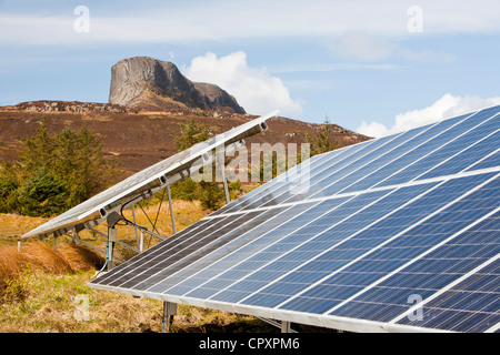 Solar-Panels auf der Insel Eigg, die 98 % durch erneuerbare Energien, Schottland, UK angetrieben ist. Stockfoto