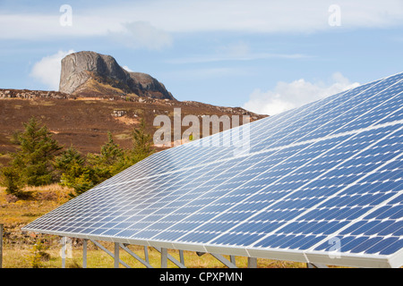 Solar-Panels auf der Insel Eigg, die 98 % durch erneuerbare Energien, Schottland, UK angetrieben ist. Stockfoto