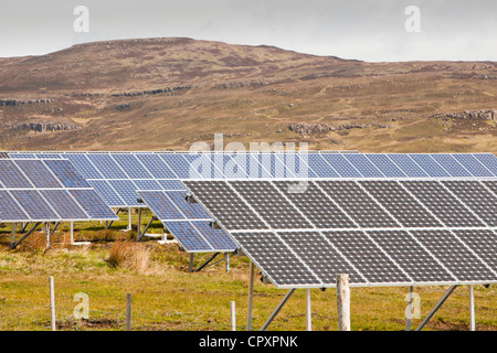 Solar-Panels auf der Insel Eigg, die 98 % durch erneuerbare Energien, Schottland, UK angetrieben ist. Stockfoto