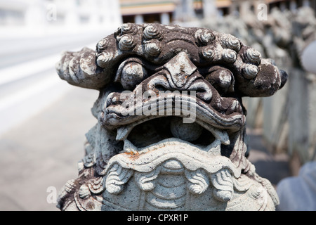 Groteske außerhalb Ubosot (Ordinationshalle), Wat Arun Rajwararam (Tempel der Morgenröte), Thonburi, Bangkok, Thailand Stockfoto