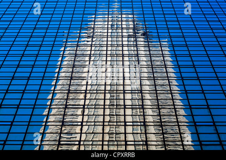 USA New York City Midtown Reflexion des Chrysler building Art-Déco-Wolkenkratzer in Stahl Architekt William van Alen in Stockfoto