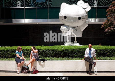 USA New York City Manhattan Park Avenue Hebel House Square Ausstellung Og Künstler Tom Sachs Wind-Up Hello Kitty Stockfoto