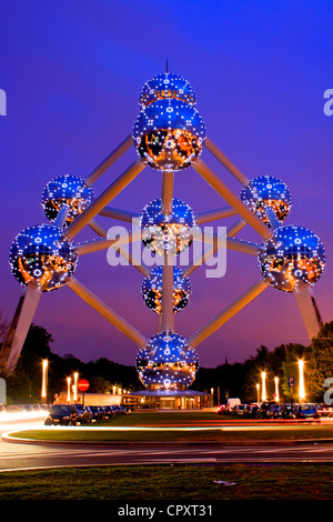 Denkmal des Atomiums in Brüssel in der Nacht Stockfoto