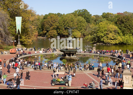USA, New York City, Manhattan, Central Park, Cherry Hill, Brunnen und See Stockfoto