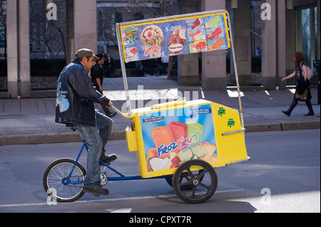 Eis Verkäufer auf Dreirad in der Innenstadt von Montreal, Québec, Kanada. Stockfoto