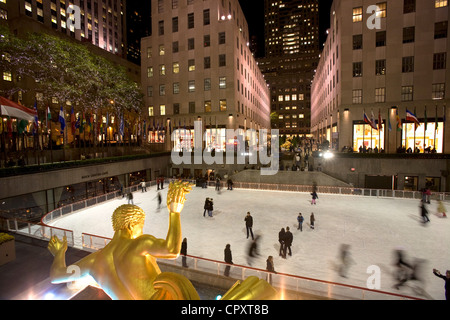 USA, New York City, Manhattan, Midtown, Patinoire du Rockfeller Center, Statue von Prometheus Stockfoto