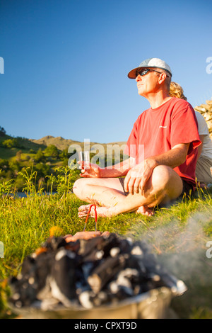 Ein paar mit einem BBQ auf der Küste des Rydal Wassers im Lake District, UK. Stockfoto