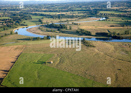 Frankreich, Saone-et-Loire, Mäander des Flusses Loire, in der Nähe von Semur En Brionnais und Saint-Martin-du-Lac (Luftbild) Stockfoto