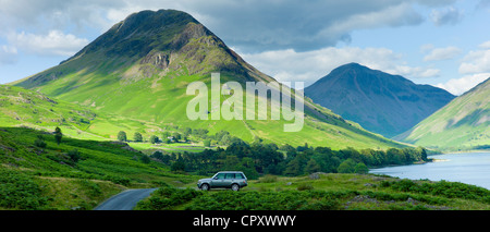 Range Rover 4 x 4 Fahrzeug von Wasdale fiel und Wastwater in Lake District National Park, Cumbria, England Stockfoto