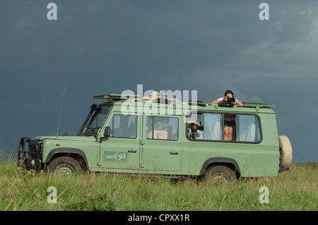 Safari-Fahrzeug mit Touristen fotografieren Stockfoto