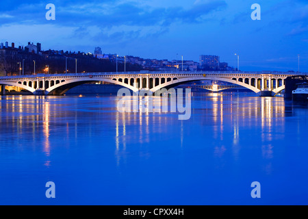 Frankreich Rhone Lyon historische Stätte Weltkulturerbe von der UNESCO im Hintergrund Schwimmbad Pont Wilson auf Rhone Stockfoto