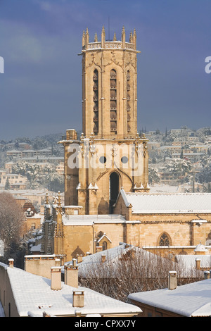 Frankreich, Aix-En-Provence, Bouches du Rhone Cathedrale Saint-Sauveur (St Saviour Kathedrale) und eingeschneit Dächer Stockfoto