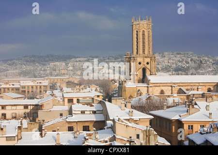 Frankreich, Aix-En-Provence, Bouches du Rhone Cathedrale Saint-Sauveur (St Saviour Kathedrale) und eingeschneit Dächer Stockfoto