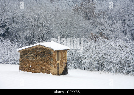 Frankreich, Vaucluse, Lubéron, in der Nähe von Ansouis, Hütte unter dem Schnee Stockfoto