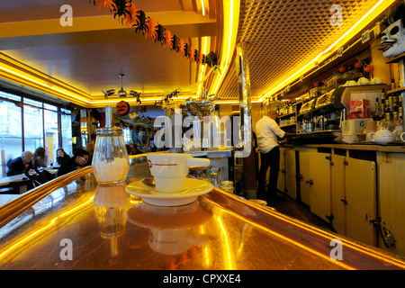 Frankreich, Paris, Butte Montmartre, Rue Lepic, Cafe des Deux Moulins, Kino-Set von Le Fabuleux Destin d'Amelie Poulain Film Stockfoto