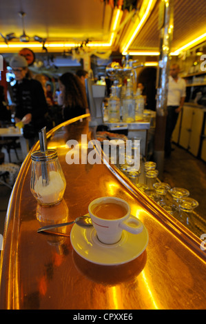 Frankreich, Paris, Butte Montmartre, Rue Lepic, Cafe des Deux Moulins, Kino-Set von Le Fabuleux Destin d'Amelie Poulain Film Stockfoto