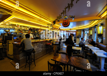 Frankreich, Paris, Butte Montmartre, Rue Lepic, Cafe des Deux Moulins, Kino-Set von Le Fabuleux Destin d'Amelie Poulain Film Stockfoto