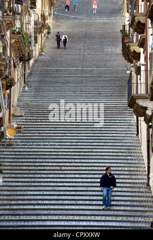 Italien Sizilien Caltagirone La Scalinata di Santa Maria del Monte monumentale Treppe mit 142 Stufen mit Majolika in verziert Stockfoto