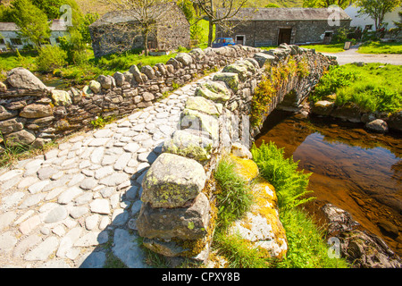 Eine alte Lastesel Brücke über Watendlath Beck bei Watendlath, das Borrowdale-Tal in der Nähe von Keswick, Lake District, Großbritannien. Stockfoto