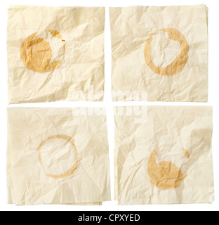 vier Papier zerknittert Servietten mit Kaffeeflecken isoliert auf weiss Stockfoto