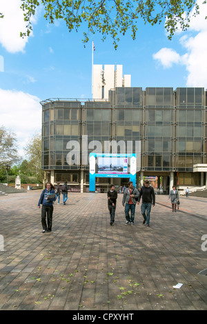 Studenten und TV-Großbildschirm in Portsmouth Guildhall Square Stockfoto