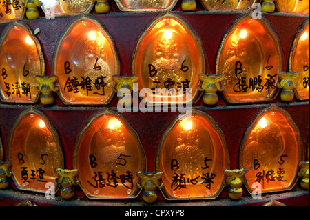 Kaohsiung, Taiwan Cijin Insel, Matsu Tempel, Mitwirkende vertreten durch kleine Lichter Stockfoto