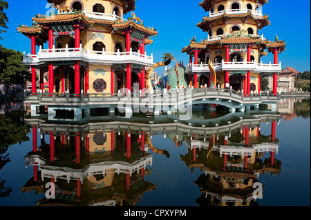 Taiwan, Kaohsiung, Lotusteich, Frühling und Herbst Pavillons entlang des Sees Stockfoto