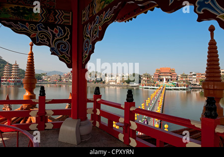 Taiwan, Kaohsiung, Lotus-Teich, Erleuchtung Tempel entlang des Sees Stockfoto