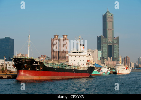 Taiwan, Kaohsiung, dem Hafen und der Tuntex Sky Tower im Hintergrund Stockfoto