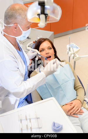 Zahnarzt-Checkup Verfahren Patientin sitzend auf Stuhl in Zahnarztpraxis Stockfoto