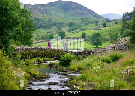 Walkers Brücke Lastesel über Bergbach bei Watendlath in Lake District National Park, Cumbria, England Stockfoto