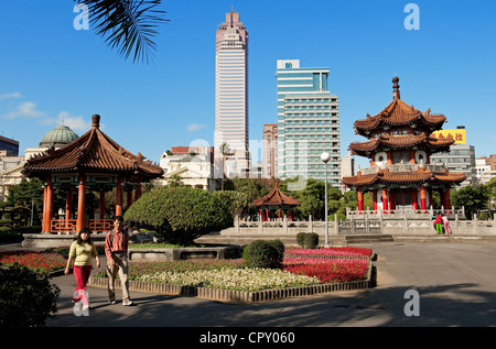 Taiwan-Taipei alte Stadt 228 Friedenspark (Massaker von 28. Februar 1947) mit Shin Kong Mitsukoshi-Tower im Hintergrund Stockfoto