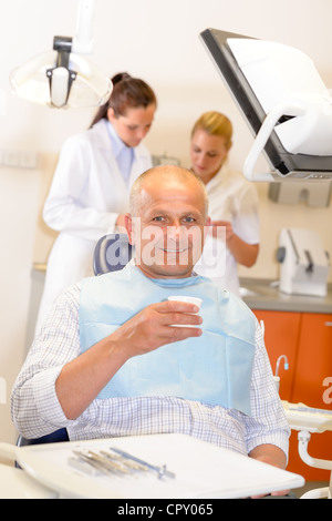 Reifer Mann bei Zahnarztpraxis lächelnd behandelt werden Stockfoto