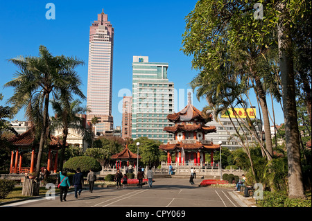 Taiwan-Taipei alte Stadt 228 Friedenspark (Massaker von 28. Februar 1947) mit Shin Kong Mitsukoshi-Tower im Hintergrund Stockfoto