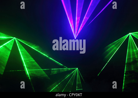 Bunte Disco mit Spezialeffekten und fantastische Laser show Stockfoto