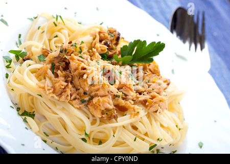 Spaghetti mit Thunfisch und Petersilie auf einem weißen Teller Stockfoto