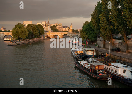 Lastkähne gebunden Flußufer, Ile De La Cite, Pont Neuf, Seine, Paris (75), Frankreich Stockfoto