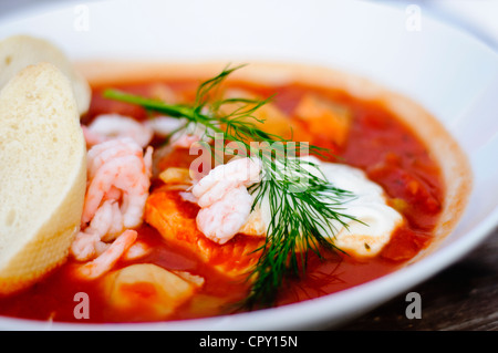 Fischsuppe mit Tomaten-Aioli-Sauce, serviert mit Weißbrot Stockfoto