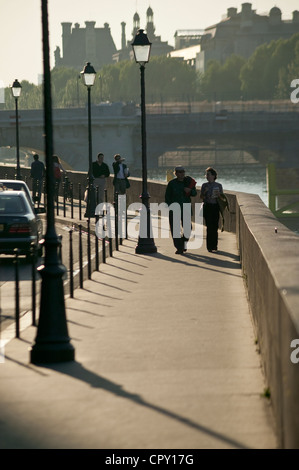 Paar, gehen, Quai De La Cours, Ile De La Cite, Pont Notre-Dame, Paris, Frankreich Stockfoto