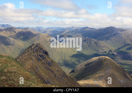 Blick nach Norden vom Gipfel des Aonach Luft Chrith auf Glen Shiel Südgrat in den schottischen Highlands Stockfoto