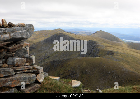 Blick nach Osten von der Gipfel Cairn von Maol Chinn-Dearg Süden Glen Shiel-Grat Stockfoto