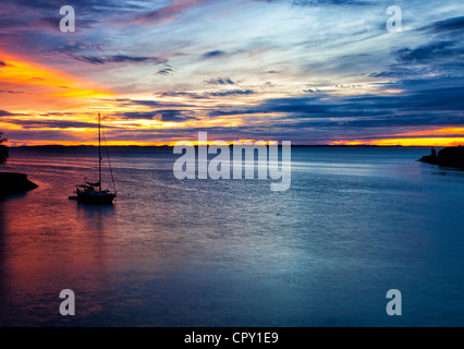 Sonnenaufgang von Kudat, Sabah, Borneo, Malaysia, Blick auf das Meer mit Boot im Blick Stockfoto