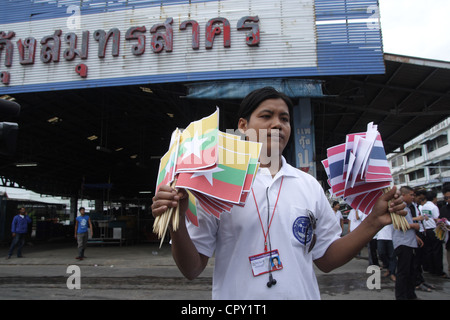 Myanmar-Leute bei Garnelen Markt wartet auf Aung San Suu Kyi Ankunft in Samut Sakhon, Thailand Stockfoto